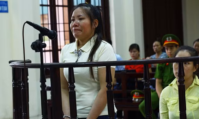 Bị cáo Nguyệt tại tòa sáng 9/9. Ảnh: MĐ. Kẻ mua bán trẻ em ở chùa Bồ Đề khóc nức nở