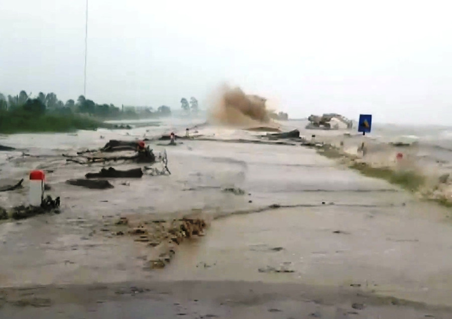 Sóng biển tràn qua đê biển Tây gây sạt lở nghiêm trọng ngày 3/8 Sóng biển tràn qua đê biển Tây gây sạt lở nghiêm trọng ngày 3/8