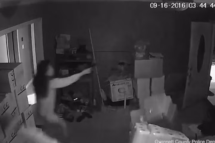 Cô gái rút súng bắn 3 tên trộm bỏ chạy trối chết