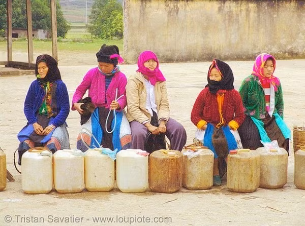 Những người phụ nữ bán rượu tại chợ phiên Mèo Vạc, Hà Giang (Ảnh: Louplote) ha-giang