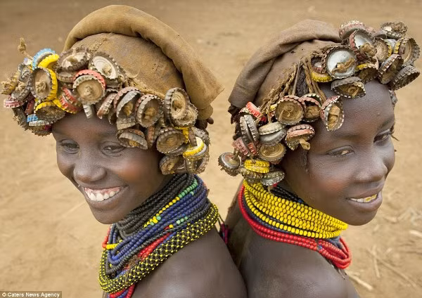 Bộ lạc Châu Phi với phong cách thời trang “đồng nát” kỳ lạ ảnh 3