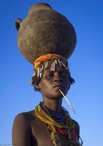 Bộ lạc Châu Phi với phong cách thời trang “đồng nát” kỳ lạ ảnh 8