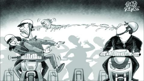 Kien vi bi phun nuoc bot vao mat 