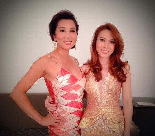 MC Kỳ Duyên và Mỹ Tâm trong một show diễn. nhieu-y-kien-tranh-cai-chuyen-my-tam-mac-benh-ngoi-sao-1