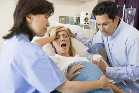 Đau đẻ chửi cả họ... nhà chồng