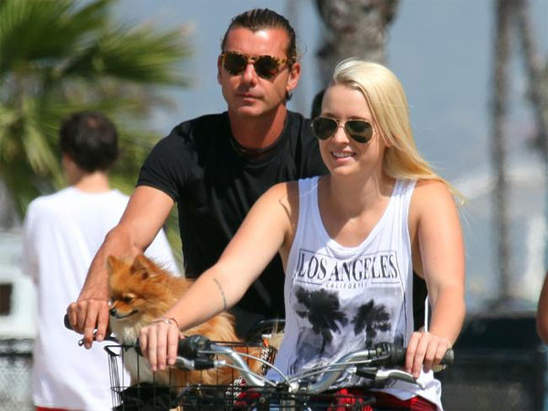 Hai người đạp xe đi chơi cùng nhau. chong-gwen-stefani-ngu-voi-bao-mau-trong-luc-co-sinh-con-2