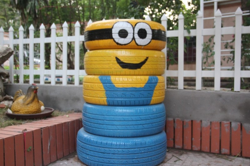 Hình ảnh những chú minion dễ thương đặt trước vườn rau của trường khiến các bé vô cùng thích thú