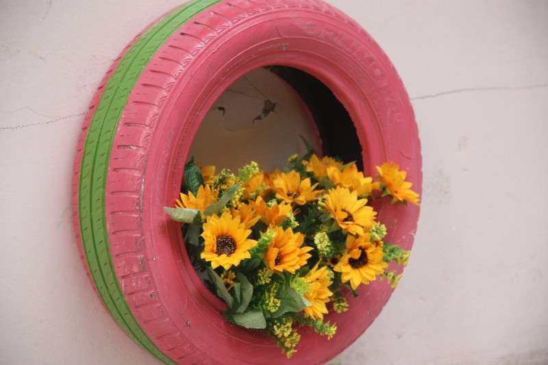 Bước vào hành lang lớp học, những "giỏ hoa" đặc biệt như thế này khiến các bé thích thú và yêu trường hơn