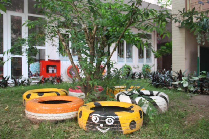 Những chiếc lốp xe được sơn những hình vẽ ngộ nghĩnh làm sinh động thêm rất nhiều cho những vườn cây