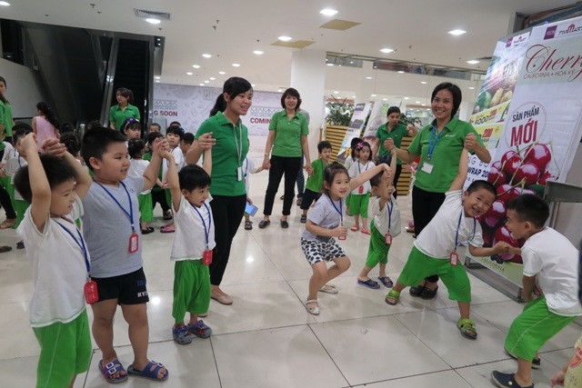 Trẻ được trải nghiệm sự độc lập, sự gan dạ, được hướng dẫn những kĩ năng cơ bản trong cuộc sống hàng ngày.