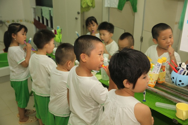 Thử thách tiếp theo của con là việc dọn dẹp, rửa bát, quét nhà, gấp và giặt quần áo… và tự làm những công việc cá nhân.