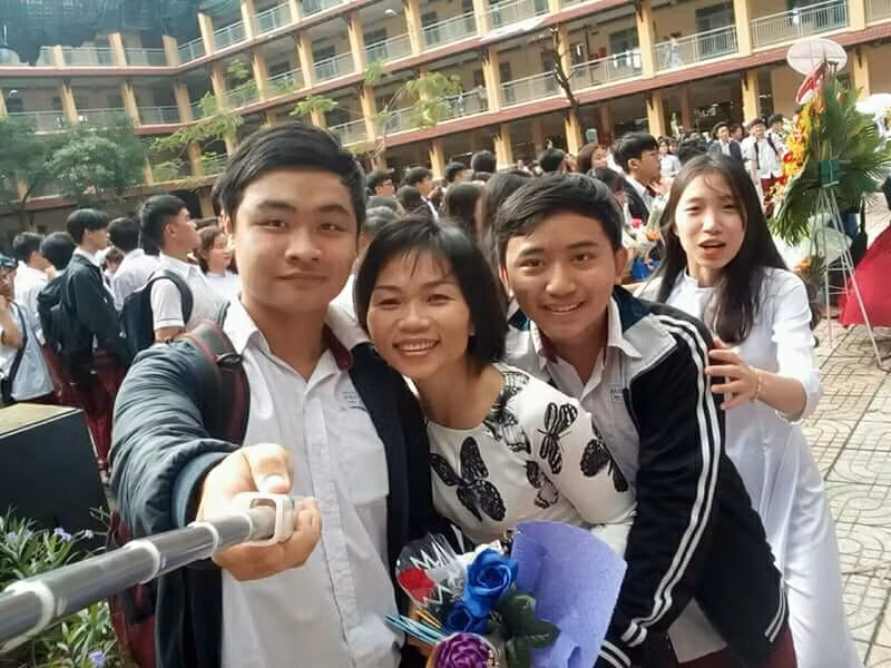 Cô giáo Nguyễn Thu Trang và học sinh