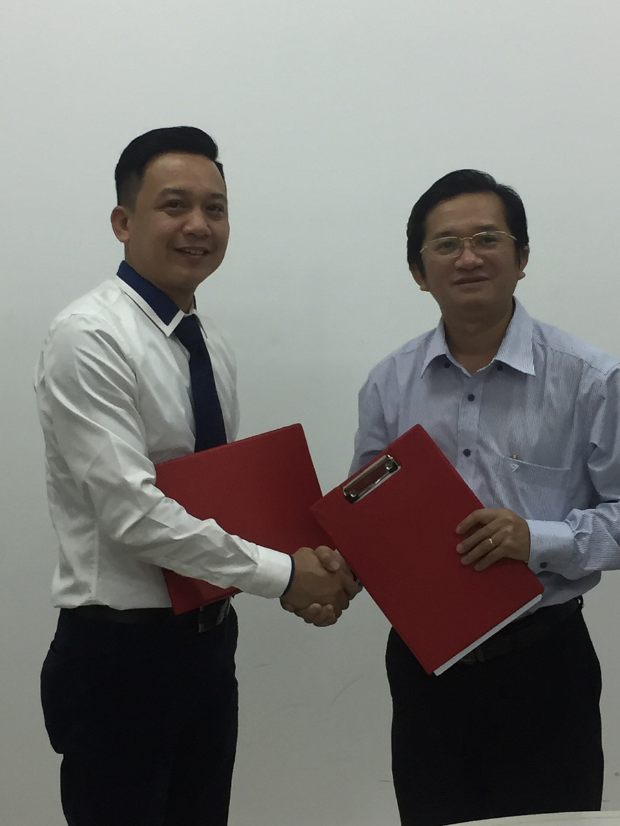 Ông Nguyễn Hoàng Anh - Hiệu trưởng Trường CĐ CNTT ISPACE và ông Nguyễn Thiện Thắng – Trưởng Phòng tuyển dụng Công ty CP CUWNL&TM Phú Đạt Toàn Cầu tại lễ kí kết