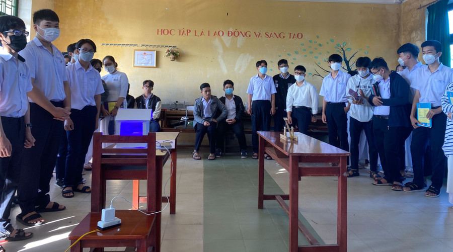 Giờ học STEM của học sinh Trường THPT Nguyễn Trãi (Đà Nẵng). Giờ học STEM của học sinh Trường THPT Nguyễn Trãi (Đà Nẵng).