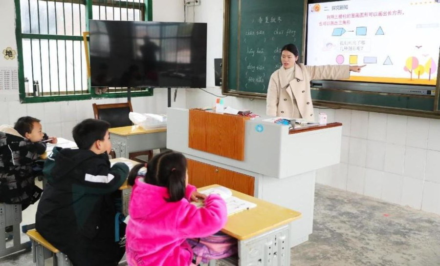 Chuyển đổi số giúp thu hẹp khoảng cách trong giáo dục Trung Quốc. Chuyển đổi số giúp thu hẹp khoảng cách trong giáo dục Trung Quốc.