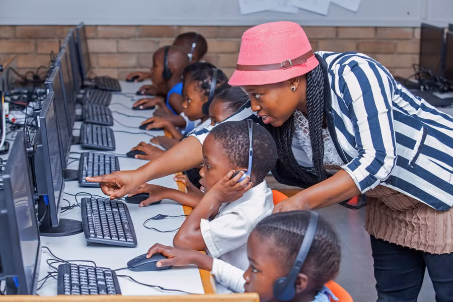 Các tổ chức phi chính phủ giúp trẻ em châu Phi tiếp cận với tin học.