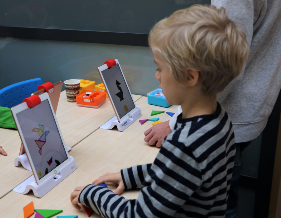 Trẻ em Estonia làm quen với thiết bị công nghệ từ mẫu giáo. Trẻ em Estonia làm quen với thiết bị công nghệ từ mẫu giáo.