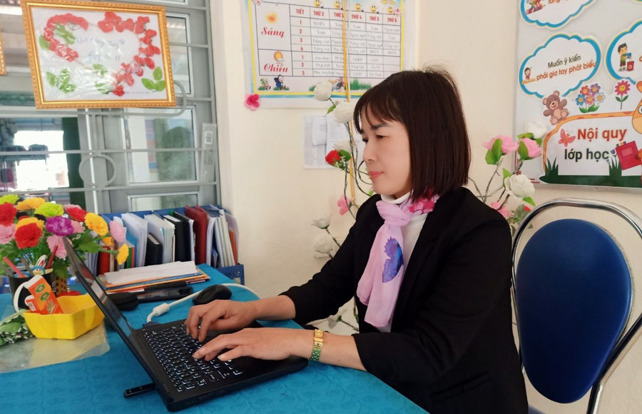 Giáo viên Trường Tiểu học và THCS Hồ Thầu, huyện Tam Đường ứng dụng công nghệ thông tin vào dạy học. Giáo viên Trường Tiểu học và THCS Hồ Thầu, huyện Tam Đường ứng dụng công nghệ thông tin vào dạy học.