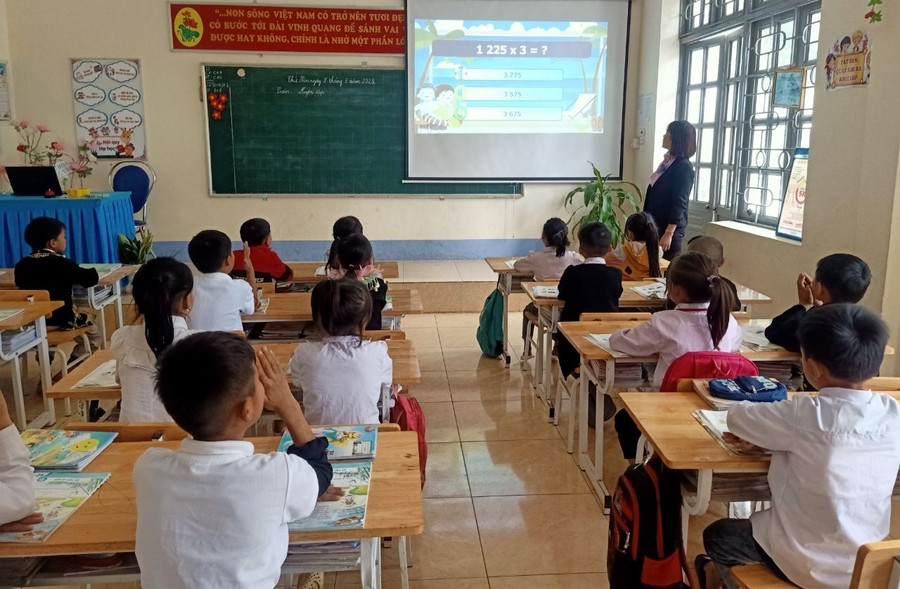 Tiết học Toán của cô trò Trường Tiểu học và THCS Hồ Thầu, huyện Tam Đường.
