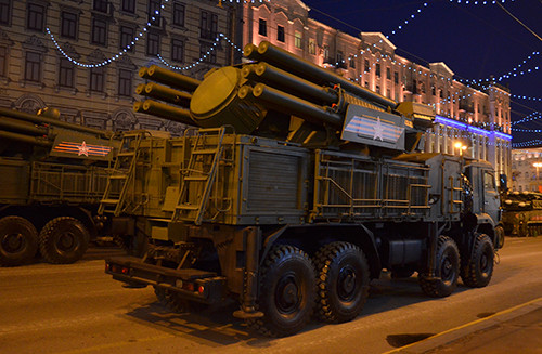 Lễ tổng duyệt bắt đầu bằng các đơn vị xe tăng T-34, phương tiện chiến đấu lục quân được đánh giá tốt nhất trong Thế chiến 2. Tất nhiên không thể thiếu các đơn vị pháo tự hành. Trong ảnh là pháo tự hành Su-100, ác mộng của xe tăng Đức trên chiến trường. Các đơn vị khí tài hiện đại bấc nhất của Nga đều có mặt trong lễ tổng duyệt. Có thể kể tới đó là xe tăng T-90A. Xe bọc thép chở quân thế hệ mới Boomerang (bên trái). Tổ hợp tên lửa đạn đạo liên lục địa phiên bản cơ động RS-26 Yars. Tổ hợp tên lửa phòng không S-400 Triumph. Tiếp đến là tên lửa Buk. "Sát thủ phương tiện bay thấp và tên lửa" Tor-M2. Tổ hợp pháo-tên lửa Pantsis-S1. Xe bọc thép BTR-82A. Pháo tự hành Msta-S. Tổ hợp tên lửa đạn đạo chiến thuật Iskander-M. Tất nhiên không thể thiếu các phương tiện chiến đấu mới được giới thiệu lần đầu tiên. Trong ảnh là xe chiến đấu bộ binh Kurganets -25 phiên bản vũ trang hạng nặng. Xe tăng T-14 Armata. Nơi tập kết các đơn vị tham gia buổi lễ tổng duyệt. Đoàn xe luyện tập bất chấp trời tối. Rất đông người dân đã có mặt theo dõi hoạt động tập luyện chuẩn bị cho ngày chiến thắng sắp tới.