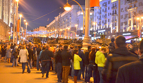 Lễ tổng duyệt bắt đầu bằng các đơn vị xe tăng T-34, phương tiện chiến đấu lục quân được đánh giá tốt nhất trong Thế chiến 2. Tất nhiên không thể thiếu các đơn vị pháo tự hành. Trong ảnh là pháo tự hành Su-100, ác mộng của xe tăng Đức trên chiến trường. Các đơn vị khí tài hiện đại bấc nhất của Nga đều có mặt trong lễ tổng duyệt. Có thể kể tới đó là xe tăng T-90A. Xe bọc thép chở quân thế hệ mới Boomerang (bên trái). Tổ hợp tên lửa đạn đạo liên lục địa phiên bản cơ động RS-26 Yars. Tổ hợp tên lửa phòng không S-400 Triumph. Tiếp đến là tên lửa Buk. "Sát thủ phương tiện bay thấp và tên lửa" Tor-M2. Tổ hợp pháo-tên lửa Pantsis-S1. Xe bọc thép BTR-82A. Pháo tự hành Msta-S. Tổ hợp tên lửa đạn đạo chiến thuật Iskander-M. Tất nhiên không thể thiếu các phương tiện chiến đấu mới được giới thiệu lần đầu tiên. Trong ảnh là xe chiến đấu bộ binh Kurganets -25 phiên bản vũ trang hạng nặng. Xe tăng T-14 Armata. Nơi tập kết các đơn vị tham gia buổi lễ tổng duyệt. Đoàn xe luyện tập bất chấp trời tối. Rất đông người dân đã có mặt theo dõi hoạt động tập luyện chuẩn bị cho ngày chiến thắng sắp tới.