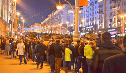 Lễ tổng duyệt bắt đầu bằng các đơn vị xe tăng T-34, phương tiện chiến đấu lục quân được đánh giá tốt nhất trong Thế chiến 2. Tất nhiên không thể thiếu các đơn vị pháo tự hành. Trong ảnh là pháo tự hành Su-100, ác mộng của xe tăng Đức trên chiến trường. Các đơn vị khí tài hiện đại bấc nhất của Nga đều có mặt trong lễ tổng duyệt. Có thể kể tới đó là xe tăng T-90A. Xe bọc thép chở quân thế hệ mới Boomerang (bên trái). Tổ hợp tên lửa đạn đạo liên lục địa phiên bản cơ động RS-26 Yars. Tổ hợp tên lửa phòng không S-400 Triumph. Tiếp đến là tên lửa Buk. "Sát thủ phương tiện bay thấp và tên lửa" Tor-M2. Tổ hợp pháo-tên lửa Pantsis-S1. Xe bọc thép BTR-82A. Pháo tự hành Msta-S. Tổ hợp tên lửa đạn đạo chiến thuật Iskander-M. Tất nhiên không thể thiếu các phương tiện chiến đấu mới được giới thiệu lần đầu tiên. Trong ảnh là xe chiến đấu bộ binh Kurganets -25 phiên bản vũ trang hạng nặng. Xe tăng T-14 Armata. Nơi tập kết các đơn vị tham gia buổi lễ tổng duyệt. Đoàn xe luyện tập bất chấp trời tối. Rất đông người dân đã có mặt theo dõi hoạt động tập luyện chuẩn bị cho ngày chiến thắng sắp tới.