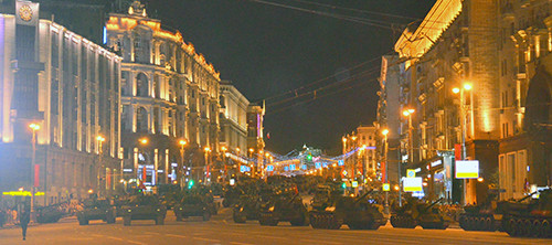 Lễ tổng duyệt bắt đầu bằng các đơn vị xe tăng T-34, phương tiện chiến đấu lục quân được đánh giá tốt nhất trong Thế chiến 2. Tất nhiên không thể thiếu các đơn vị pháo tự hành. Trong ảnh là pháo tự hành Su-100, ác mộng của xe tăng Đức trên chiến trường. Các đơn vị khí tài hiện đại bấc nhất của Nga đều có mặt trong lễ tổng duyệt. Có thể kể tới đó là xe tăng T-90A. Xe bọc thép chở quân thế hệ mới Boomerang (bên trái). Tổ hợp tên lửa đạn đạo liên lục địa phiên bản cơ động RS-26 Yars. Tổ hợp tên lửa phòng không S-400 Triumph. Tiếp đến là tên lửa Buk. "Sát thủ phương tiện bay thấp và tên lửa" Tor-M2. Tổ hợp pháo-tên lửa Pantsis-S1. Xe bọc thép BTR-82A. Pháo tự hành Msta-S. Tổ hợp tên lửa đạn đạo chiến thuật Iskander-M. Tất nhiên không thể thiếu các phương tiện chiến đấu mới được giới thiệu lần đầu tiên. Trong ảnh là xe chiến đấu bộ binh Kurganets -25 phiên bản vũ trang hạng nặng. Xe tăng T-14 Armata. Nơi tập kết các đơn vị tham gia buổi lễ tổng duyệt. Đoàn xe luyện tập bất chấp trời tối. Rất đông người dân đã có mặt theo dõi hoạt động tập luyện chuẩn bị cho ngày chiến thắng sắp tới.