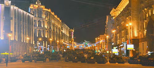 Lễ tổng duyệt bắt đầu bằng các đơn vị xe tăng T-34, phương tiện chiến đấu lục quân được đánh giá tốt nhất trong Thế chiến 2. Tất nhiên không thể thiếu các đơn vị pháo tự hành. Trong ảnh là pháo tự hành Su-100, ác mộng của xe tăng Đức trên chiến trường. Các đơn vị khí tài hiện đại bấc nhất của Nga đều có mặt trong lễ tổng duyệt. Có thể kể tới đó là xe tăng T-90A. Xe bọc thép chở quân thế hệ mới Boomerang (bên trái). Tổ hợp tên lửa đạn đạo liên lục địa phiên bản cơ động RS-26 Yars. Tổ hợp tên lửa phòng không S-400 Triumph. Tiếp đến là tên lửa Buk. "Sát thủ phương tiện bay thấp và tên lửa" Tor-M2. Tổ hợp pháo-tên lửa Pantsis-S1. Xe bọc thép BTR-82A. Pháo tự hành Msta-S. Tổ hợp tên lửa đạn đạo chiến thuật Iskander-M. Tất nhiên không thể thiếu các phương tiện chiến đấu mới được giới thiệu lần đầu tiên. Trong ảnh là xe chiến đấu bộ binh Kurganets -25 phiên bản vũ trang hạng nặng. Xe tăng T-14 Armata. Nơi tập kết các đơn vị tham gia buổi lễ tổng duyệt. Đoàn xe luyện tập bất chấp trời tối. Rất đông người dân đã có mặt theo dõi hoạt động tập luyện chuẩn bị cho ngày chiến thắng sắp tới.