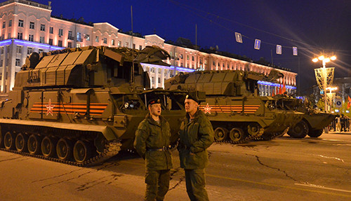 Lễ tổng duyệt bắt đầu bằng các đơn vị xe tăng T-34, phương tiện chiến đấu lục quân được đánh giá tốt nhất trong Thế chiến 2. Tất nhiên không thể thiếu các đơn vị pháo tự hành. Trong ảnh là pháo tự hành Su-100, ác mộng của xe tăng Đức trên chiến trường. Các đơn vị khí tài hiện đại bấc nhất của Nga đều có mặt trong lễ tổng duyệt. Có thể kể tới đó là xe tăng T-90A. Xe bọc thép chở quân thế hệ mới Boomerang (bên trái). Tổ hợp tên lửa đạn đạo liên lục địa phiên bản cơ động RS-26 Yars. Tổ hợp tên lửa phòng không S-400 Triumph. Tiếp đến là tên lửa Buk. "Sát thủ phương tiện bay thấp và tên lửa" Tor-M2. Tổ hợp pháo-tên lửa Pantsis-S1. Xe bọc thép BTR-82A. Pháo tự hành Msta-S. Tổ hợp tên lửa đạn đạo chiến thuật Iskander-M. Tất nhiên không thể thiếu các phương tiện chiến đấu mới được giới thiệu lần đầu tiên. Trong ảnh là xe chiến đấu bộ binh Kurganets -25 phiên bản vũ trang hạng nặng. Xe tăng T-14 Armata. Nơi tập kết các đơn vị tham gia buổi lễ tổng duyệt. Đoàn xe luyện tập bất chấp trời tối. Rất đông người dân đã có mặt theo dõi hoạt động tập luyện chuẩn bị cho ngày chiến thắng sắp tới.