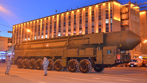 Lễ tổng duyệt bắt đầu bằng các đơn vị xe tăng T-34, phương tiện chiến đấu lục quân được đánh giá tốt nhất trong Thế chiến 2. Tất nhiên không thể thiếu các đơn vị pháo tự hành. Trong ảnh là pháo tự hành Su-100, ác mộng của xe tăng Đức trên chiến trường. Các đơn vị khí tài hiện đại bấc nhất của Nga đều có mặt trong lễ tổng duyệt. Có thể kể tới đó là xe tăng T-90A. Xe bọc thép chở quân thế hệ mới Boomerang (bên trái). Tổ hợp tên lửa đạn đạo liên lục địa phiên bản cơ động RS-26 Yars. Tổ hợp tên lửa phòng không S-400 Triumph. Tiếp đến là tên lửa Buk. "Sát thủ phương tiện bay thấp và tên lửa" Tor-M2. Tổ hợp pháo-tên lửa Pantsis-S1. Xe bọc thép BTR-82A. Pháo tự hành Msta-S. Tổ hợp tên lửa đạn đạo chiến thuật Iskander-M. Tất nhiên không thể thiếu các phương tiện chiến đấu mới được giới thiệu lần đầu tiên. Trong ảnh là xe chiến đấu bộ binh Kurganets -25 phiên bản vũ trang hạng nặng. Xe tăng T-14 Armata. Nơi tập kết các đơn vị tham gia buổi lễ tổng duyệt. Đoàn xe luyện tập bất chấp trời tối. Rất đông người dân đã có mặt theo dõi hoạt động tập luyện chuẩn bị cho ngày chiến thắng sắp tới.