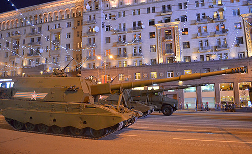 Lễ tổng duyệt bắt đầu bằng các đơn vị xe tăng T-34, phương tiện chiến đấu lục quân được đánh giá tốt nhất trong Thế chiến 2. Tất nhiên không thể thiếu các đơn vị pháo tự hành. Trong ảnh là pháo tự hành Su-100, ác mộng của xe tăng Đức trên chiến trường. Các đơn vị khí tài hiện đại bấc nhất của Nga đều có mặt trong lễ tổng duyệt. Có thể kể tới đó là xe tăng T-90A. Xe bọc thép chở quân thế hệ mới Boomerang (bên trái). Tổ hợp tên lửa đạn đạo liên lục địa phiên bản cơ động RS-26 Yars. Tổ hợp tên lửa phòng không S-400 Triumph. Tiếp đến là tên lửa Buk. "Sát thủ phương tiện bay thấp và tên lửa" Tor-M2. Tổ hợp pháo-tên lửa Pantsis-S1. Xe bọc thép BTR-82A. Pháo tự hành Msta-S. Tổ hợp tên lửa đạn đạo chiến thuật Iskander-M. Tất nhiên không thể thiếu các phương tiện chiến đấu mới được giới thiệu lần đầu tiên. Trong ảnh là xe chiến đấu bộ binh Kurganets -25 phiên bản vũ trang hạng nặng. Xe tăng T-14 Armata. Nơi tập kết các đơn vị tham gia buổi lễ tổng duyệt. Đoàn xe luyện tập bất chấp trời tối. Rất đông người dân đã có mặt theo dõi hoạt động tập luyện chuẩn bị cho ngày chiến thắng sắp tới.