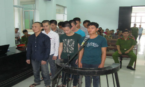 Cả đám “cao bồi” thôn kéo đi “xử” bà chủ quán cà phê rửa hận