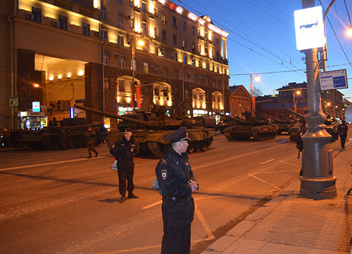 Lễ tổng duyệt bắt đầu bằng các đơn vị xe tăng T-34, phương tiện chiến đấu lục quân được đánh giá tốt nhất trong Thế chiến 2. Tất nhiên không thể thiếu các đơn vị pháo tự hành. Trong ảnh là pháo tự hành Su-100, ác mộng của xe tăng Đức trên chiến trường. Các đơn vị khí tài hiện đại bấc nhất của Nga đều có mặt trong lễ tổng duyệt. Có thể kể tới đó là xe tăng T-90A. Xe bọc thép chở quân thế hệ mới Boomerang (bên trái). Tổ hợp tên lửa đạn đạo liên lục địa phiên bản cơ động RS-26 Yars. Tổ hợp tên lửa phòng không S-400 Triumph. Tiếp đến là tên lửa Buk. "Sát thủ phương tiện bay thấp và tên lửa" Tor-M2. Tổ hợp pháo-tên lửa Pantsis-S1. Xe bọc thép BTR-82A. Pháo tự hành Msta-S. Tổ hợp tên lửa đạn đạo chiến thuật Iskander-M. Tất nhiên không thể thiếu các phương tiện chiến đấu mới được giới thiệu lần đầu tiên. Trong ảnh là xe chiến đấu bộ binh Kurganets -25 phiên bản vũ trang hạng nặng. Xe tăng T-14 Armata. Nơi tập kết các đơn vị tham gia buổi lễ tổng duyệt. Đoàn xe luyện tập bất chấp trời tối. Rất đông người dân đã có mặt theo dõi hoạt động tập luyện chuẩn bị cho ngày chiến thắng sắp tới.