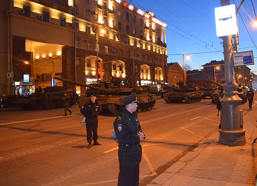 Lễ tổng duyệt bắt đầu bằng các đơn vị xe tăng T-34, phương tiện chiến đấu lục quân được đánh giá tốt nhất trong Thế chiến 2. Tất nhiên không thể thiếu các đơn vị pháo tự hành. Trong ảnh là pháo tự hành Su-100, ác mộng của xe tăng Đức trên chiến trường. Các đơn vị khí tài hiện đại bấc nhất của Nga đều có mặt trong lễ tổng duyệt. Có thể kể tới đó là xe tăng T-90A. Xe bọc thép chở quân thế hệ mới Boomerang (bên trái). Tổ hợp tên lửa đạn đạo liên lục địa phiên bản cơ động RS-26 Yars. Tổ hợp tên lửa phòng không S-400 Triumph. Tiếp đến là tên lửa Buk. "Sát thủ phương tiện bay thấp và tên lửa" Tor-M2. Tổ hợp pháo-tên lửa Pantsis-S1. Xe bọc thép BTR-82A. Pháo tự hành Msta-S. Tổ hợp tên lửa đạn đạo chiến thuật Iskander-M. Tất nhiên không thể thiếu các phương tiện chiến đấu mới được giới thiệu lần đầu tiên. Trong ảnh là xe chiến đấu bộ binh Kurganets -25 phiên bản vũ trang hạng nặng. Xe tăng T-14 Armata. Nơi tập kết các đơn vị tham gia buổi lễ tổng duyệt. Đoàn xe luyện tập bất chấp trời tối. Rất đông người dân đã có mặt theo dõi hoạt động tập luyện chuẩn bị cho ngày chiến thắng sắp tới.