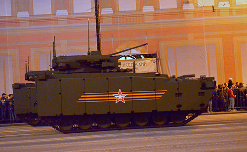 Lễ tổng duyệt bắt đầu bằng các đơn vị xe tăng T-34, phương tiện chiến đấu lục quân được đánh giá tốt nhất trong Thế chiến 2. Tất nhiên không thể thiếu các đơn vị pháo tự hành. Trong ảnh là pháo tự hành Su-100, ác mộng của xe tăng Đức trên chiến trường. Các đơn vị khí tài hiện đại bấc nhất của Nga đều có mặt trong lễ tổng duyệt. Có thể kể tới đó là xe tăng T-90A. Xe bọc thép chở quân thế hệ mới Boomerang (bên trái). Tổ hợp tên lửa đạn đạo liên lục địa phiên bản cơ động RS-26 Yars. Tổ hợp tên lửa phòng không S-400 Triumph. Tiếp đến là tên lửa Buk. "Sát thủ phương tiện bay thấp và tên lửa" Tor-M2. Tổ hợp pháo-tên lửa Pantsis-S1. Xe bọc thép BTR-82A. Pháo tự hành Msta-S. Tổ hợp tên lửa đạn đạo chiến thuật Iskander-M. Tất nhiên không thể thiếu các phương tiện chiến đấu mới được giới thiệu lần đầu tiên. Trong ảnh là xe chiến đấu bộ binh Kurganets -25 phiên bản vũ trang hạng nặng. Xe tăng T-14 Armata. Nơi tập kết các đơn vị tham gia buổi lễ tổng duyệt. Đoàn xe luyện tập bất chấp trời tối. Rất đông người dân đã có mặt theo dõi hoạt động tập luyện chuẩn bị cho ngày chiến thắng sắp tới.