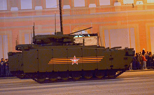 Lễ tổng duyệt bắt đầu bằng các đơn vị xe tăng T-34, phương tiện chiến đấu lục quân được đánh giá tốt nhất trong Thế chiến 2. Tất nhiên không thể thiếu các đơn vị pháo tự hành. Trong ảnh là pháo tự hành Su-100, ác mộng của xe tăng Đức trên chiến trường. Các đơn vị khí tài hiện đại bấc nhất của Nga đều có mặt trong lễ tổng duyệt. Có thể kể tới đó là xe tăng T-90A. Xe bọc thép chở quân thế hệ mới Boomerang (bên trái). Tổ hợp tên lửa đạn đạo liên lục địa phiên bản cơ động RS-26 Yars. Tổ hợp tên lửa phòng không S-400 Triumph. Tiếp đến là tên lửa Buk. "Sát thủ phương tiện bay thấp và tên lửa" Tor-M2. Tổ hợp pháo-tên lửa Pantsis-S1. Xe bọc thép BTR-82A. Pháo tự hành Msta-S. Tổ hợp tên lửa đạn đạo chiến thuật Iskander-M. Tất nhiên không thể thiếu các phương tiện chiến đấu mới được giới thiệu lần đầu tiên. Trong ảnh là xe chiến đấu bộ binh Kurganets -25 phiên bản vũ trang hạng nặng. Xe tăng T-14 Armata. Nơi tập kết các đơn vị tham gia buổi lễ tổng duyệt. Đoàn xe luyện tập bất chấp trời tối. Rất đông người dân đã có mặt theo dõi hoạt động tập luyện chuẩn bị cho ngày chiến thắng sắp tới.