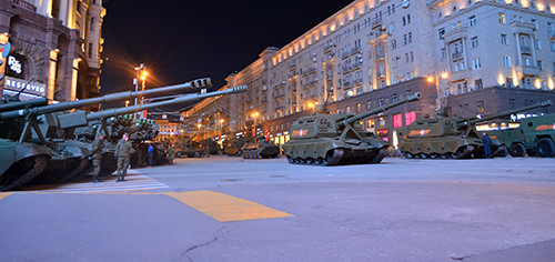 Lễ tổng duyệt bắt đầu bằng các đơn vị xe tăng T-34, phương tiện chiến đấu lục quân được đánh giá tốt nhất trong Thế chiến 2. Tất nhiên không thể thiếu các đơn vị pháo tự hành. Trong ảnh là pháo tự hành Su-100, ác mộng của xe tăng Đức trên chiến trường. Các đơn vị khí tài hiện đại bấc nhất của Nga đều có mặt trong lễ tổng duyệt. Có thể kể tới đó là xe tăng T-90A. Xe bọc thép chở quân thế hệ mới Boomerang (bên trái). Tổ hợp tên lửa đạn đạo liên lục địa phiên bản cơ động RS-26 Yars. Tổ hợp tên lửa phòng không S-400 Triumph. Tiếp đến là tên lửa Buk. "Sát thủ phương tiện bay thấp và tên lửa" Tor-M2. Tổ hợp pháo-tên lửa Pantsis-S1. Xe bọc thép BTR-82A. Pháo tự hành Msta-S. Tổ hợp tên lửa đạn đạo chiến thuật Iskander-M. Tất nhiên không thể thiếu các phương tiện chiến đấu mới được giới thiệu lần đầu tiên. Trong ảnh là xe chiến đấu bộ binh Kurganets -25 phiên bản vũ trang hạng nặng. Xe tăng T-14 Armata. Nơi tập kết các đơn vị tham gia buổi lễ tổng duyệt. Đoàn xe luyện tập bất chấp trời tối. Rất đông người dân đã có mặt theo dõi hoạt động tập luyện chuẩn bị cho ngày chiến thắng sắp tới.