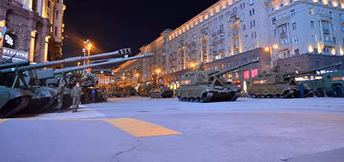 Lễ tổng duyệt bắt đầu bằng các đơn vị xe tăng T-34, phương tiện chiến đấu lục quân được đánh giá tốt nhất trong Thế chiến 2. Tất nhiên không thể thiếu các đơn vị pháo tự hành. Trong ảnh là pháo tự hành Su-100, ác mộng của xe tăng Đức trên chiến trường. Các đơn vị khí tài hiện đại bấc nhất của Nga đều có mặt trong lễ tổng duyệt. Có thể kể tới đó là xe tăng T-90A. Xe bọc thép chở quân thế hệ mới Boomerang (bên trái). Tổ hợp tên lửa đạn đạo liên lục địa phiên bản cơ động RS-26 Yars. Tổ hợp tên lửa phòng không S-400 Triumph. Tiếp đến là tên lửa Buk. "Sát thủ phương tiện bay thấp và tên lửa" Tor-M2. Tổ hợp pháo-tên lửa Pantsis-S1. Xe bọc thép BTR-82A. Pháo tự hành Msta-S. Tổ hợp tên lửa đạn đạo chiến thuật Iskander-M. Tất nhiên không thể thiếu các phương tiện chiến đấu mới được giới thiệu lần đầu tiên. Trong ảnh là xe chiến đấu bộ binh Kurganets -25 phiên bản vũ trang hạng nặng. Xe tăng T-14 Armata. Nơi tập kết các đơn vị tham gia buổi lễ tổng duyệt. Đoàn xe luyện tập bất chấp trời tối. Rất đông người dân đã có mặt theo dõi hoạt động tập luyện chuẩn bị cho ngày chiến thắng sắp tới.