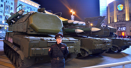 Lễ tổng duyệt bắt đầu bằng các đơn vị xe tăng T-34, phương tiện chiến đấu lục quân được đánh giá tốt nhất trong Thế chiến 2. Tất nhiên không thể thiếu các đơn vị pháo tự hành. Trong ảnh là pháo tự hành Su-100, ác mộng của xe tăng Đức trên chiến trường. Các đơn vị khí tài hiện đại bấc nhất của Nga đều có mặt trong lễ tổng duyệt. Có thể kể tới đó là xe tăng T-90A. Xe bọc thép chở quân thế hệ mới Boomerang (bên trái). Tổ hợp tên lửa đạn đạo liên lục địa phiên bản cơ động RS-26 Yars. Tổ hợp tên lửa phòng không S-400 Triumph. Tiếp đến là tên lửa Buk. "Sát thủ phương tiện bay thấp và tên lửa" Tor-M2. Tổ hợp pháo-tên lửa Pantsis-S1. Xe bọc thép BTR-82A. Pháo tự hành Msta-S. Tổ hợp tên lửa đạn đạo chiến thuật Iskander-M. Tất nhiên không thể thiếu các phương tiện chiến đấu mới được giới thiệu lần đầu tiên. Trong ảnh là xe chiến đấu bộ binh Kurganets -25 phiên bản vũ trang hạng nặng. Xe tăng T-14 Armata. Nơi tập kết các đơn vị tham gia buổi lễ tổng duyệt. Đoàn xe luyện tập bất chấp trời tối. Rất đông người dân đã có mặt theo dõi hoạt động tập luyện chuẩn bị cho ngày chiến thắng sắp tới.