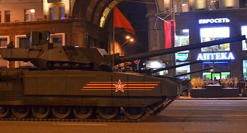 Lễ tổng duyệt bắt đầu bằng các đơn vị xe tăng T-34, phương tiện chiến đấu lục quân được đánh giá tốt nhất trong Thế chiến 2. Tất nhiên không thể thiếu các đơn vị pháo tự hành. Trong ảnh là pháo tự hành Su-100, ác mộng của xe tăng Đức trên chiến trường. Các đơn vị khí tài hiện đại bấc nhất của Nga đều có mặt trong lễ tổng duyệt. Có thể kể tới đó là xe tăng T-90A. Xe bọc thép chở quân thế hệ mới Boomerang (bên trái). Tổ hợp tên lửa đạn đạo liên lục địa phiên bản cơ động RS-26 Yars. Tổ hợp tên lửa phòng không S-400 Triumph. Tiếp đến là tên lửa Buk. "Sát thủ phương tiện bay thấp và tên lửa" Tor-M2. Tổ hợp pháo-tên lửa Pantsis-S1. Xe bọc thép BTR-82A. Pháo tự hành Msta-S. Tổ hợp tên lửa đạn đạo chiến thuật Iskander-M. Tất nhiên không thể thiếu các phương tiện chiến đấu mới được giới thiệu lần đầu tiên. Trong ảnh là xe chiến đấu bộ binh Kurganets -25 phiên bản vũ trang hạng nặng. Xe tăng T-14 Armata. Nơi tập kết các đơn vị tham gia buổi lễ tổng duyệt. Đoàn xe luyện tập bất chấp trời tối. Rất đông người dân đã có mặt theo dõi hoạt động tập luyện chuẩn bị cho ngày chiến thắng sắp tới.