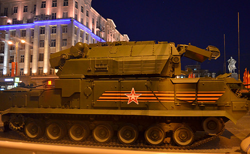 Lễ tổng duyệt bắt đầu bằng các đơn vị xe tăng T-34, phương tiện chiến đấu lục quân được đánh giá tốt nhất trong Thế chiến 2. Tất nhiên không thể thiếu các đơn vị pháo tự hành. Trong ảnh là pháo tự hành Su-100, ác mộng của xe tăng Đức trên chiến trường. Các đơn vị khí tài hiện đại bấc nhất của Nga đều có mặt trong lễ tổng duyệt. Có thể kể tới đó là xe tăng T-90A. Xe bọc thép chở quân thế hệ mới Boomerang (bên trái). Tổ hợp tên lửa đạn đạo liên lục địa phiên bản cơ động RS-26 Yars. Tổ hợp tên lửa phòng không S-400 Triumph. Tiếp đến là tên lửa Buk. "Sát thủ phương tiện bay thấp và tên lửa" Tor-M2. Tổ hợp pháo-tên lửa Pantsis-S1. Xe bọc thép BTR-82A. Pháo tự hành Msta-S. Tổ hợp tên lửa đạn đạo chiến thuật Iskander-M. Tất nhiên không thể thiếu các phương tiện chiến đấu mới được giới thiệu lần đầu tiên. Trong ảnh là xe chiến đấu bộ binh Kurganets -25 phiên bản vũ trang hạng nặng. Xe tăng T-14 Armata. Nơi tập kết các đơn vị tham gia buổi lễ tổng duyệt. Đoàn xe luyện tập bất chấp trời tối. Rất đông người dân đã có mặt theo dõi hoạt động tập luyện chuẩn bị cho ngày chiến thắng sắp tới.