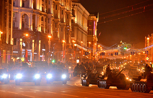 Lễ tổng duyệt bắt đầu bằng các đơn vị xe tăng T-34, phương tiện chiến đấu lục quân được đánh giá tốt nhất trong Thế chiến 2. Tất nhiên không thể thiếu các đơn vị pháo tự hành. Trong ảnh là pháo tự hành Su-100, ác mộng của xe tăng Đức trên chiến trường. Các đơn vị khí tài hiện đại bấc nhất của Nga đều có mặt trong lễ tổng duyệt. Có thể kể tới đó là xe tăng T-90A. Xe bọc thép chở quân thế hệ mới Boomerang (bên trái). Tổ hợp tên lửa đạn đạo liên lục địa phiên bản cơ động RS-26 Yars. Tổ hợp tên lửa phòng không S-400 Triumph. Tiếp đến là tên lửa Buk. "Sát thủ phương tiện bay thấp và tên lửa" Tor-M2. Tổ hợp pháo-tên lửa Pantsis-S1. Xe bọc thép BTR-82A. Pháo tự hành Msta-S. Tổ hợp tên lửa đạn đạo chiến thuật Iskander-M. Tất nhiên không thể thiếu các phương tiện chiến đấu mới được giới thiệu lần đầu tiên. Trong ảnh là xe chiến đấu bộ binh Kurganets -25 phiên bản vũ trang hạng nặng. Xe tăng T-14 Armata. Nơi tập kết các đơn vị tham gia buổi lễ tổng duyệt. Đoàn xe luyện tập bất chấp trời tối. Rất đông người dân đã có mặt theo dõi hoạt động tập luyện chuẩn bị cho ngày chiến thắng sắp tới.