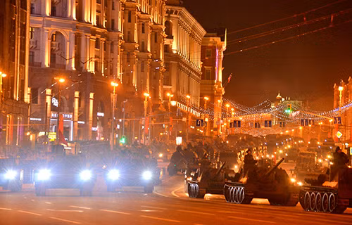 Lễ tổng duyệt bắt đầu bằng các đơn vị xe tăng T-34, phương tiện chiến đấu lục quân được đánh giá tốt nhất trong Thế chiến 2. Tất nhiên không thể thiếu các đơn vị pháo tự hành. Trong ảnh là pháo tự hành Su-100, ác mộng của xe tăng Đức trên chiến trường. Các đơn vị khí tài hiện đại bấc nhất của Nga đều có mặt trong lễ tổng duyệt. Có thể kể tới đó là xe tăng T-90A. Xe bọc thép chở quân thế hệ mới Boomerang (bên trái). Tổ hợp tên lửa đạn đạo liên lục địa phiên bản cơ động RS-26 Yars. Tổ hợp tên lửa phòng không S-400 Triumph. Tiếp đến là tên lửa Buk. "Sát thủ phương tiện bay thấp và tên lửa" Tor-M2. Tổ hợp pháo-tên lửa Pantsis-S1. Xe bọc thép BTR-82A. Pháo tự hành Msta-S. Tổ hợp tên lửa đạn đạo chiến thuật Iskander-M. Tất nhiên không thể thiếu các phương tiện chiến đấu mới được giới thiệu lần đầu tiên. Trong ảnh là xe chiến đấu bộ binh Kurganets -25 phiên bản vũ trang hạng nặng. Xe tăng T-14 Armata. Nơi tập kết các đơn vị tham gia buổi lễ tổng duyệt. Đoàn xe luyện tập bất chấp trời tối. Rất đông người dân đã có mặt theo dõi hoạt động tập luyện chuẩn bị cho ngày chiến thắng sắp tới.