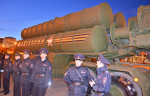 Lễ tổng duyệt bắt đầu bằng các đơn vị xe tăng T-34, phương tiện chiến đấu lục quân được đánh giá tốt nhất trong Thế chiến 2. Tất nhiên không thể thiếu các đơn vị pháo tự hành. Trong ảnh là pháo tự hành Su-100, ác mộng của xe tăng Đức trên chiến trường. Các đơn vị khí tài hiện đại bấc nhất của Nga đều có mặt trong lễ tổng duyệt. Có thể kể tới đó là xe tăng T-90A. Xe bọc thép chở quân thế hệ mới Boomerang (bên trái). Tổ hợp tên lửa đạn đạo liên lục địa phiên bản cơ động RS-26 Yars. Tổ hợp tên lửa phòng không S-400 Triumph. Tiếp đến là tên lửa Buk. "Sát thủ phương tiện bay thấp và tên lửa" Tor-M2. Tổ hợp pháo-tên lửa Pantsis-S1. Xe bọc thép BTR-82A. Pháo tự hành Msta-S. Tổ hợp tên lửa đạn đạo chiến thuật Iskander-M. Tất nhiên không thể thiếu các phương tiện chiến đấu mới được giới thiệu lần đầu tiên. Trong ảnh là xe chiến đấu bộ binh Kurganets -25 phiên bản vũ trang hạng nặng. Xe tăng T-14 Armata. Nơi tập kết các đơn vị tham gia buổi lễ tổng duyệt. Đoàn xe luyện tập bất chấp trời tối. Rất đông người dân đã có mặt theo dõi hoạt động tập luyện chuẩn bị cho ngày chiến thắng sắp tới.