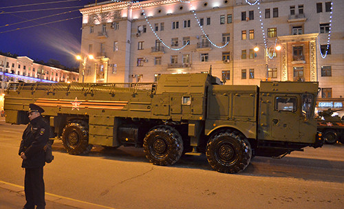 Lễ tổng duyệt bắt đầu bằng các đơn vị xe tăng T-34, phương tiện chiến đấu lục quân được đánh giá tốt nhất trong Thế chiến 2. Tất nhiên không thể thiếu các đơn vị pháo tự hành. Trong ảnh là pháo tự hành Su-100, ác mộng của xe tăng Đức trên chiến trường. Các đơn vị khí tài hiện đại bấc nhất của Nga đều có mặt trong lễ tổng duyệt. Có thể kể tới đó là xe tăng T-90A. Xe bọc thép chở quân thế hệ mới Boomerang (bên trái). Tổ hợp tên lửa đạn đạo liên lục địa phiên bản cơ động RS-26 Yars. Tổ hợp tên lửa phòng không S-400 Triumph. Tiếp đến là tên lửa Buk. "Sát thủ phương tiện bay thấp và tên lửa" Tor-M2. Tổ hợp pháo-tên lửa Pantsis-S1. Xe bọc thép BTR-82A. Pháo tự hành Msta-S. Tổ hợp tên lửa đạn đạo chiến thuật Iskander-M. Tất nhiên không thể thiếu các phương tiện chiến đấu mới được giới thiệu lần đầu tiên. Trong ảnh là xe chiến đấu bộ binh Kurganets -25 phiên bản vũ trang hạng nặng. Xe tăng T-14 Armata. Nơi tập kết các đơn vị tham gia buổi lễ tổng duyệt. Đoàn xe luyện tập bất chấp trời tối. Rất đông người dân đã có mặt theo dõi hoạt động tập luyện chuẩn bị cho ngày chiến thắng sắp tới.