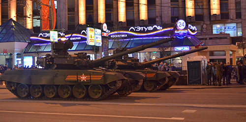 Lễ tổng duyệt bắt đầu bằng các đơn vị xe tăng T-34, phương tiện chiến đấu lục quân được đánh giá tốt nhất trong Thế chiến 2. Tất nhiên không thể thiếu các đơn vị pháo tự hành. Trong ảnh là pháo tự hành Su-100, ác mộng của xe tăng Đức trên chiến trường. Các đơn vị khí tài hiện đại bấc nhất của Nga đều có mặt trong lễ tổng duyệt. Có thể kể tới đó là xe tăng T-90A. Xe bọc thép chở quân thế hệ mới Boomerang (bên trái). Tổ hợp tên lửa đạn đạo liên lục địa phiên bản cơ động RS-26 Yars. Tổ hợp tên lửa phòng không S-400 Triumph. Tiếp đến là tên lửa Buk. "Sát thủ phương tiện bay thấp và tên lửa" Tor-M2. Tổ hợp pháo-tên lửa Pantsis-S1. Xe bọc thép BTR-82A. Pháo tự hành Msta-S. Tổ hợp tên lửa đạn đạo chiến thuật Iskander-M. Tất nhiên không thể thiếu các phương tiện chiến đấu mới được giới thiệu lần đầu tiên. Trong ảnh là xe chiến đấu bộ binh Kurganets -25 phiên bản vũ trang hạng nặng. Xe tăng T-14 Armata. Nơi tập kết các đơn vị tham gia buổi lễ tổng duyệt. Đoàn xe luyện tập bất chấp trời tối. Rất đông người dân đã có mặt theo dõi hoạt động tập luyện chuẩn bị cho ngày chiến thắng sắp tới.