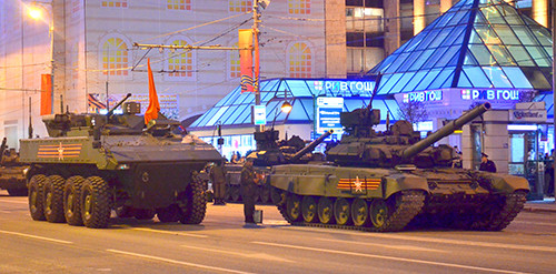 Lễ tổng duyệt bắt đầu bằng các đơn vị xe tăng T-34, phương tiện chiến đấu lục quân được đánh giá tốt nhất trong Thế chiến 2. Tất nhiên không thể thiếu các đơn vị pháo tự hành. Trong ảnh là pháo tự hành Su-100, ác mộng của xe tăng Đức trên chiến trường. Các đơn vị khí tài hiện đại bấc nhất của Nga đều có mặt trong lễ tổng duyệt. Có thể kể tới đó là xe tăng T-90A. Xe bọc thép chở quân thế hệ mới Boomerang (bên trái). Tổ hợp tên lửa đạn đạo liên lục địa phiên bản cơ động RS-26 Yars. Tổ hợp tên lửa phòng không S-400 Triumph. Tiếp đến là tên lửa Buk. "Sát thủ phương tiện bay thấp và tên lửa" Tor-M2. Tổ hợp pháo-tên lửa Pantsis-S1. Xe bọc thép BTR-82A. Pháo tự hành Msta-S. Tổ hợp tên lửa đạn đạo chiến thuật Iskander-M. Tất nhiên không thể thiếu các phương tiện chiến đấu mới được giới thiệu lần đầu tiên. Trong ảnh là xe chiến đấu bộ binh Kurganets -25 phiên bản vũ trang hạng nặng. Xe tăng T-14 Armata. Nơi tập kết các đơn vị tham gia buổi lễ tổng duyệt. Đoàn xe luyện tập bất chấp trời tối. Rất đông người dân đã có mặt theo dõi hoạt động tập luyện chuẩn bị cho ngày chiến thắng sắp tới.