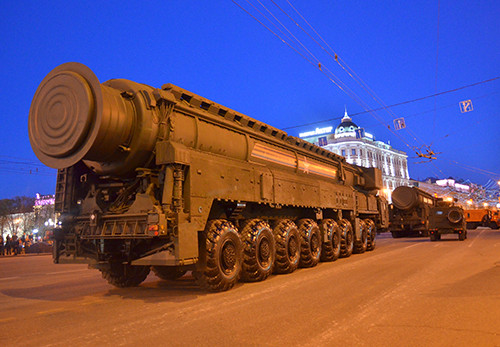 Lễ tổng duyệt bắt đầu bằng các đơn vị xe tăng T-34, phương tiện chiến đấu lục quân được đánh giá tốt nhất trong Thế chiến 2. Tất nhiên không thể thiếu các đơn vị pháo tự hành. Trong ảnh là pháo tự hành Su-100, ác mộng của xe tăng Đức trên chiến trường. Các đơn vị khí tài hiện đại bấc nhất của Nga đều có mặt trong lễ tổng duyệt. Có thể kể tới đó là xe tăng T-90A. Xe bọc thép chở quân thế hệ mới Boomerang (bên trái). Tổ hợp tên lửa đạn đạo liên lục địa phiên bản cơ động RS-26 Yars. Tổ hợp tên lửa phòng không S-400 Triumph. Tiếp đến là tên lửa Buk. "Sát thủ phương tiện bay thấp và tên lửa" Tor-M2. Tổ hợp pháo-tên lửa Pantsis-S1. Xe bọc thép BTR-82A. Pháo tự hành Msta-S. Tổ hợp tên lửa đạn đạo chiến thuật Iskander-M. Tất nhiên không thể thiếu các phương tiện chiến đấu mới được giới thiệu lần đầu tiên. Trong ảnh là xe chiến đấu bộ binh Kurganets -25 phiên bản vũ trang hạng nặng. Xe tăng T-14 Armata. Nơi tập kết các đơn vị tham gia buổi lễ tổng duyệt. Đoàn xe luyện tập bất chấp trời tối. Rất đông người dân đã có mặt theo dõi hoạt động tập luyện chuẩn bị cho ngày chiến thắng sắp tới.