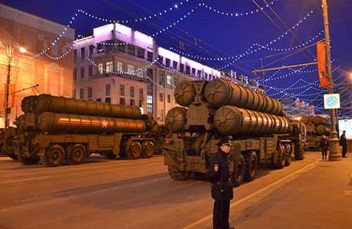 Lễ tổng duyệt bắt đầu bằng các đơn vị xe tăng T-34, phương tiện chiến đấu lục quân được đánh giá tốt nhất trong Thế chiến 2. Tất nhiên không thể thiếu các đơn vị pháo tự hành. Trong ảnh là pháo tự hành Su-100, ác mộng của xe tăng Đức trên chiến trường. Các đơn vị khí tài hiện đại bấc nhất của Nga đều có mặt trong lễ tổng duyệt. Có thể kể tới đó là xe tăng T-90A. Xe bọc thép chở quân thế hệ mới Boomerang (bên trái). Tổ hợp tên lửa đạn đạo liên lục địa phiên bản cơ động RS-26 Yars. Tổ hợp tên lửa phòng không S-400 Triumph. Tiếp đến là tên lửa Buk. "Sát thủ phương tiện bay thấp và tên lửa" Tor-M2. Tổ hợp pháo-tên lửa Pantsis-S1. Xe bọc thép BTR-82A. Pháo tự hành Msta-S. Tổ hợp tên lửa đạn đạo chiến thuật Iskander-M. Tất nhiên không thể thiếu các phương tiện chiến đấu mới được giới thiệu lần đầu tiên. Trong ảnh là xe chiến đấu bộ binh Kurganets -25 phiên bản vũ trang hạng nặng. Xe tăng T-14 Armata. Nơi tập kết các đơn vị tham gia buổi lễ tổng duyệt. Đoàn xe luyện tập bất chấp trời tối. Rất đông người dân đã có mặt theo dõi hoạt động tập luyện chuẩn bị cho ngày chiến thắng sắp tới.