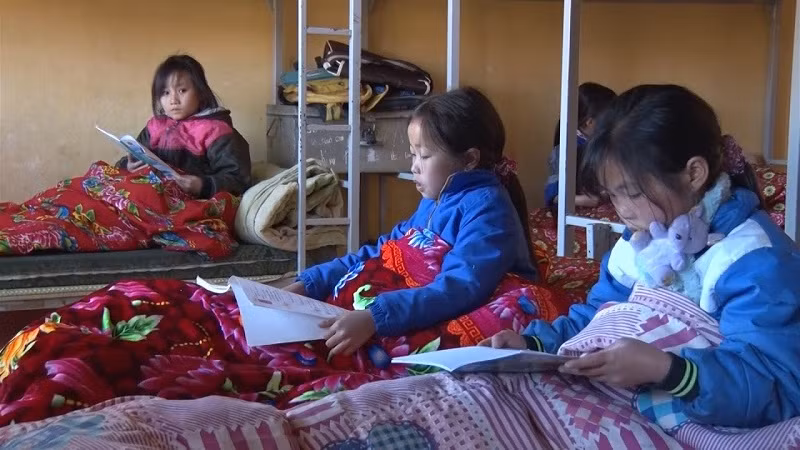 Học sinh nội trú tại huyện Mù Cang Chải (Yên Bái) được trang bị đủ chăn, áo ấm. Ảnh: IT